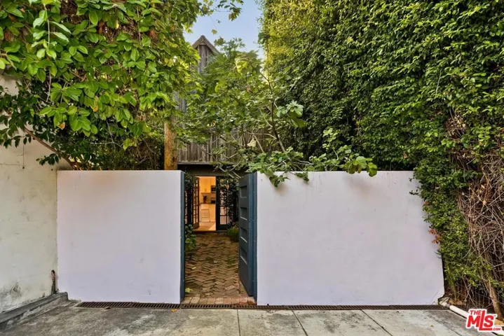 909 N Orlando Avenue, Los Angeles, California 90069
