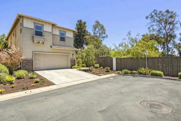 2017 Madrone Ln, Vista, California 92084
