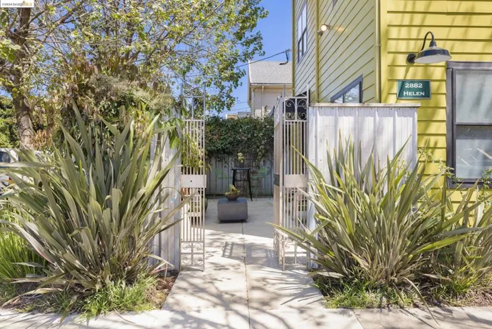 2882 Helen St, Oakland, California 94608