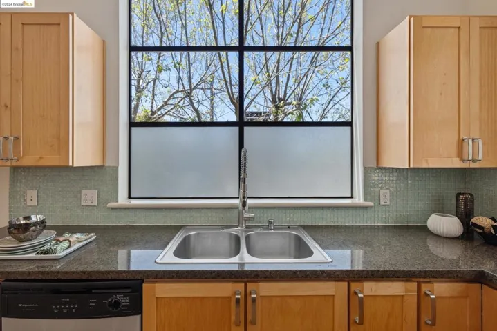 2882 Helen St, Oakland, California 94608