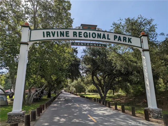 Minutes by car to Irvine Regional Park