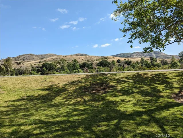 Minutes by car to Irvine Regional Park