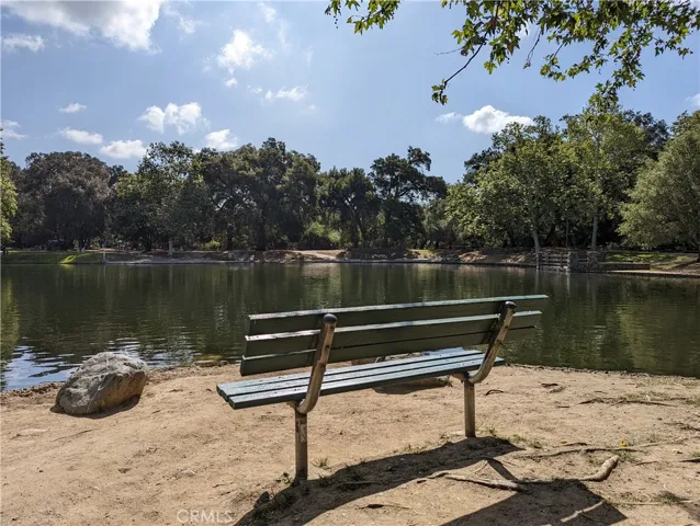 Minutes by car to Irvine Regional Park