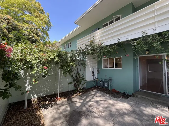 Direct access to dining room