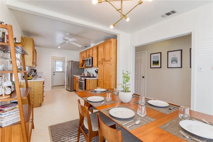 Dine in kitchen
