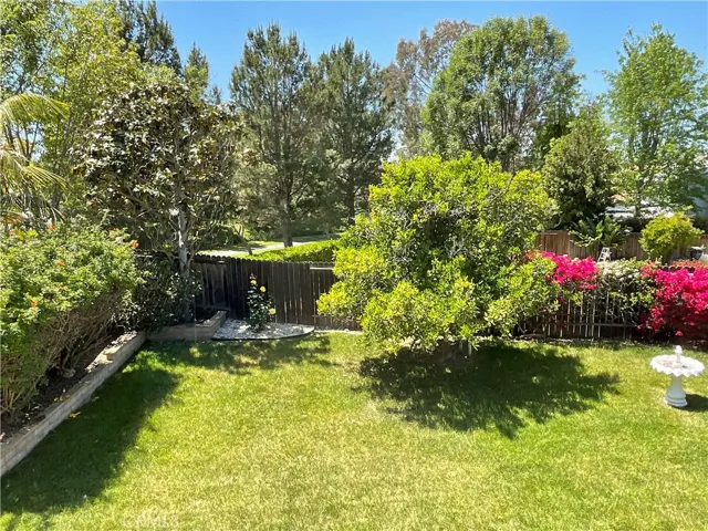 Relaxing & private backyard.