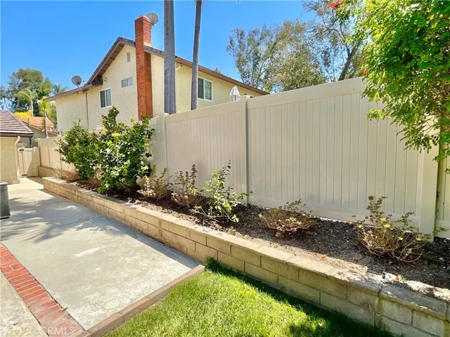 Side yard has vinyl​​‌​​​​‌​​‌‌​​‌​​​‌‌​​​‌​​‌‌​​‌‌​​‌‌​​​​ fencing.