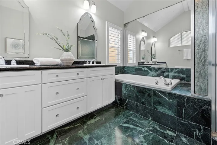 14 Corinthian Walk, Long Beach, California 90803