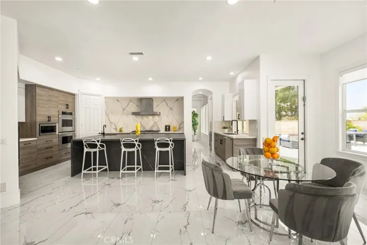 Kitchen/ Breakfast Area