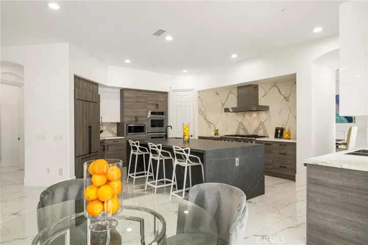 Kitchen/ Breakfast Area