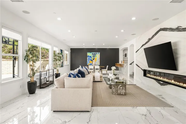 Living Room/ Dinette/ Bar