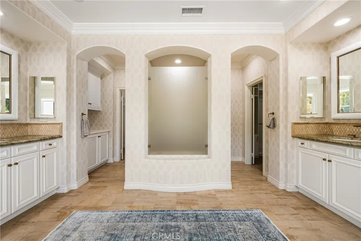 2 Master Vanities and 2 Walk in closets