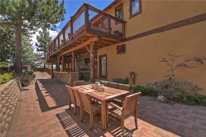 1011 Black Oaks Drive, Lake Arrowhead, California 92352