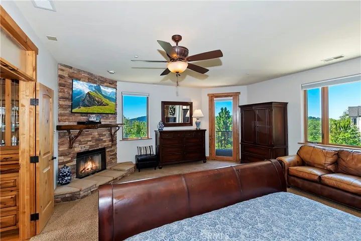 1011 Black Oaks Drive, Lake Arrowhead, California 92352