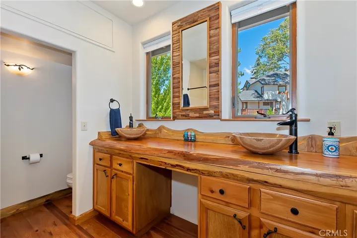 1011 Black Oaks Drive, Lake Arrowhead, California 92352