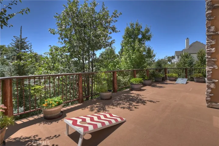 1011 Black Oaks Drive, Lake Arrowhead, California 92352