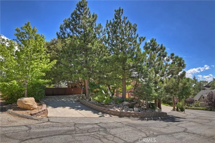 1011 Black Oaks Drive, Lake Arrowhead, California 92352