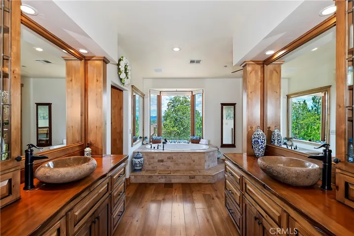 1011 Black Oaks Drive, Lake Arrowhead, California 92352