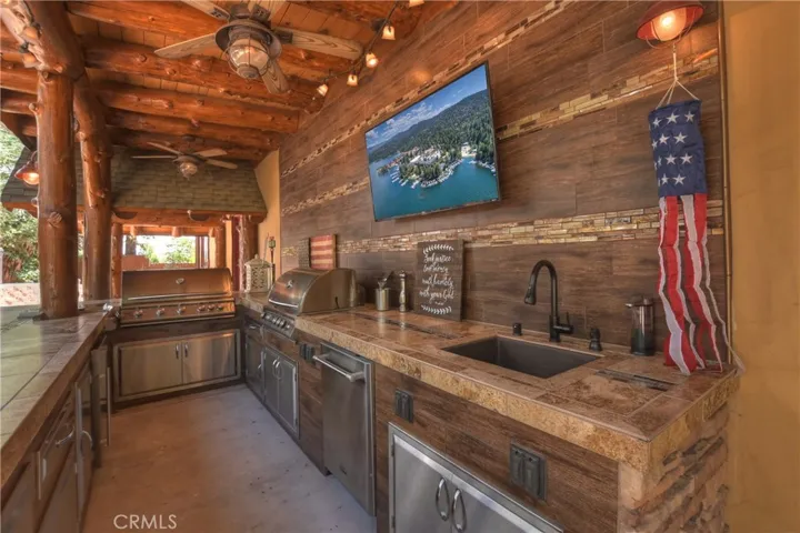 1011 Black Oaks Drive, Lake Arrowhead, California 92352