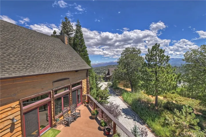 1011 Black Oaks Drive, Lake Arrowhead, California 92352