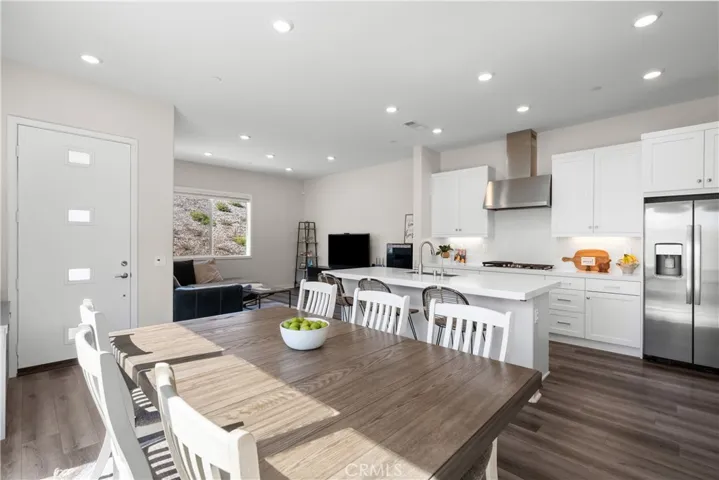27206 Narrowleaf Willow Lane, Valencia, California 91381