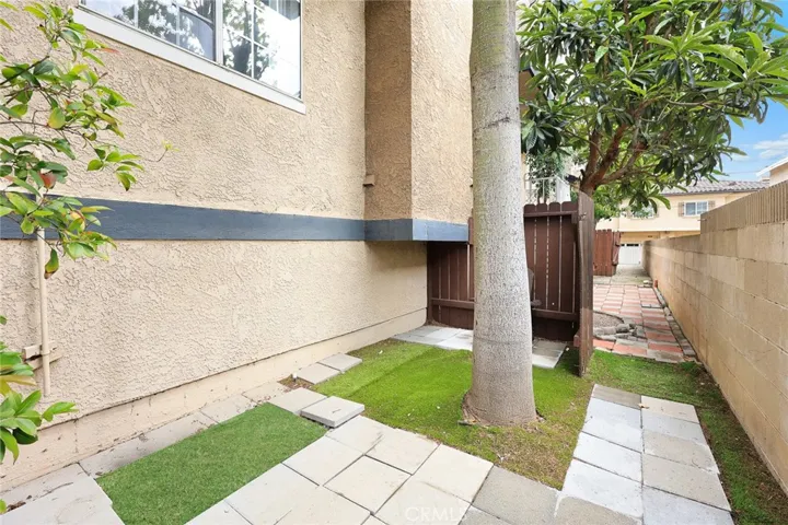 Open front yard for this unit