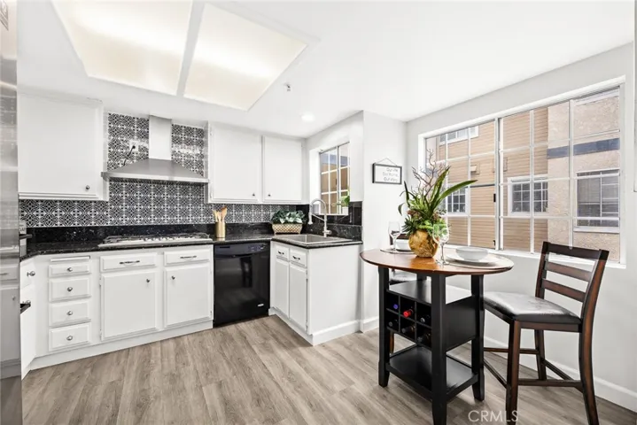 Cozy breakfast area in the kitchen