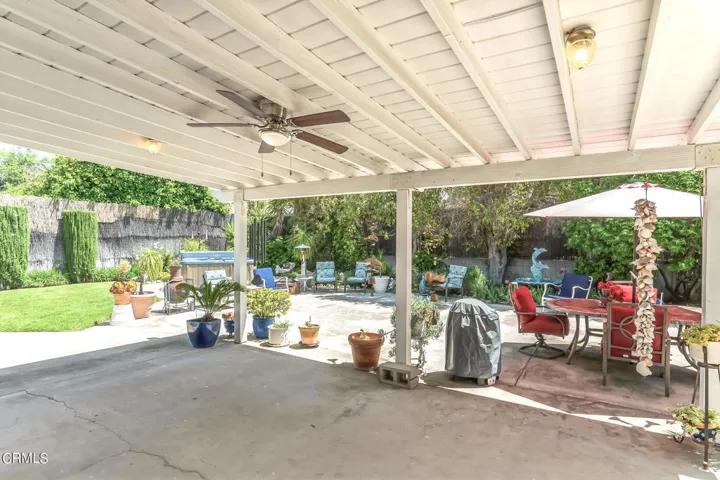 8568 Remmet -  Patio 01
