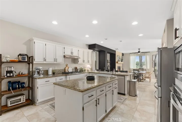 A Cook's Kitchen w/plenty of cabinets and counter space