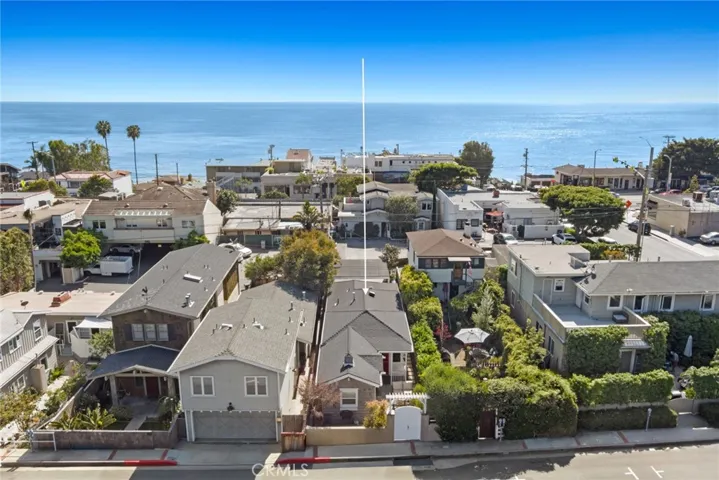 Located in the heart of Laguna Beach’s vibrant village, this classic single-level cottage blends its undeniable period charm with today’s modern appointments.