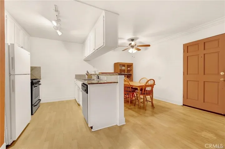 Kitchen dining area