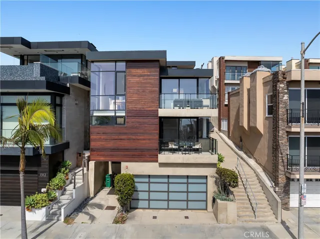 Home Sweet Home, with unique adjacent semi private walk street