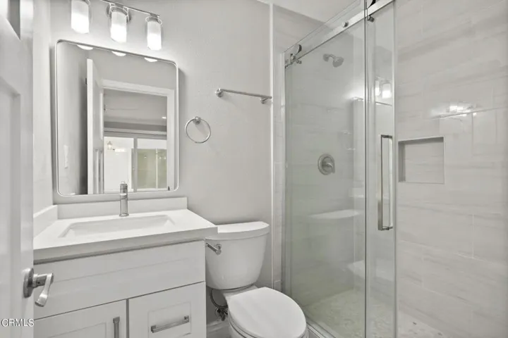 21-web-or-mls-UpmarketMedia-910Sea-54