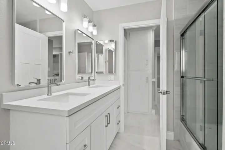 25-web-or-mls-UpmarketMedia-910Sea-66