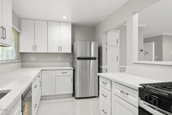 05_17-web-or-mls-UpmarketMedia-910Sea-42