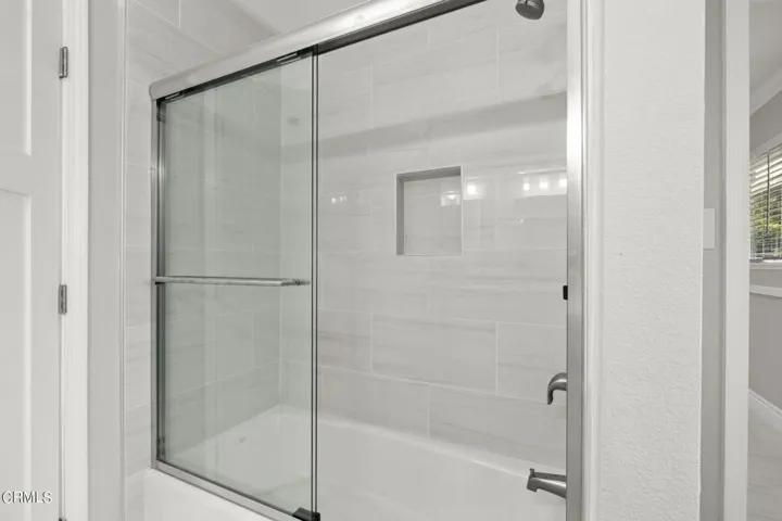 26-web-or-mls-UpmarketMedia-910Sea-69