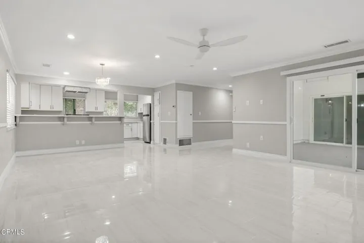 02-web-or-mls-UpmarketMedia-910Sea-21
