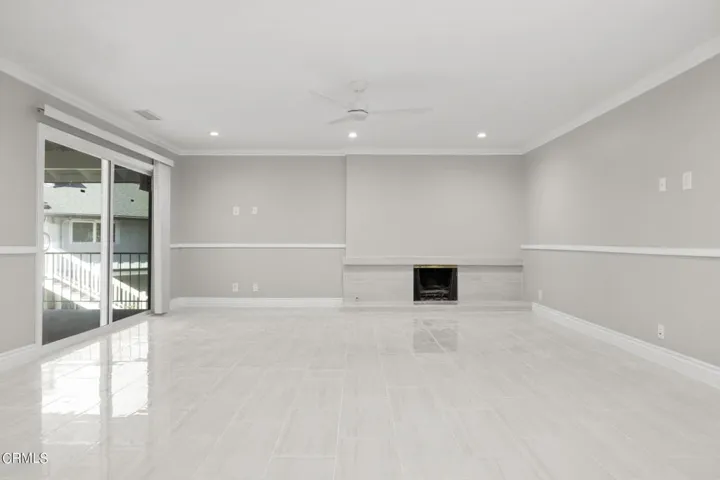 04_8-web-or-mls-UpmarketMedia-910Sea-15