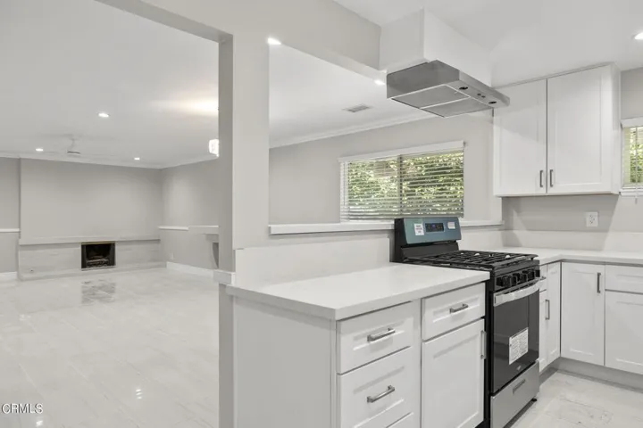 03_16-web-or-mls-UpmarketMedia-910Sea-36