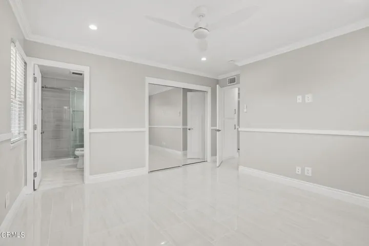 30-web-or-mls-UpmarketMedia-910Sea-81