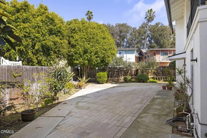 33-web-or-mls-UpmarketMedia-910Sea-95