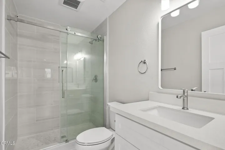 31-web-or-mls-UpmarketMedia-910Sea-84