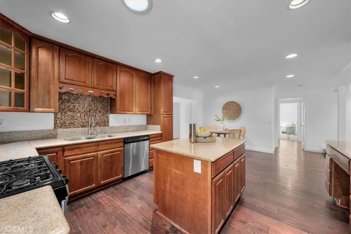 A spacious chef's kitchen with a breakfast area