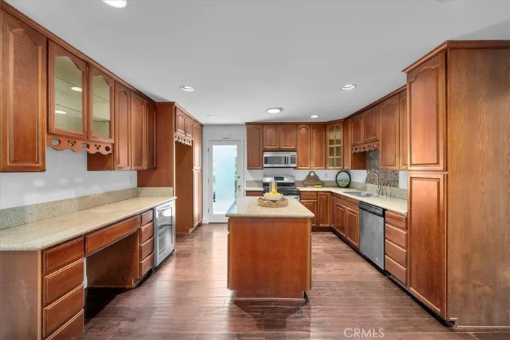 A spacious chef's kitchen with a breakfast area