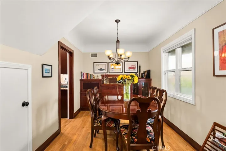 Dining room, bright and light area for meals with friends and family.