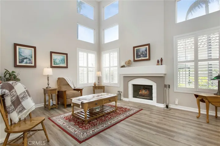 Light, bright entry & living room