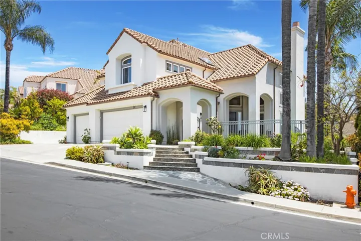 Amazing curb appeal on HUGE lot!