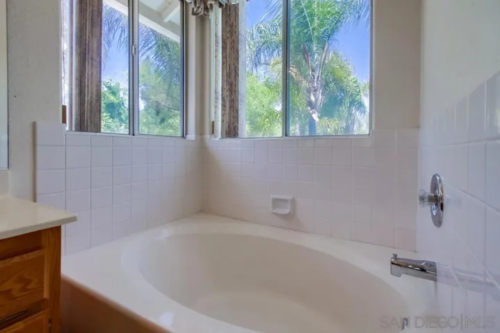 9185 Lake Valley Rd, El Cajon, California 92021