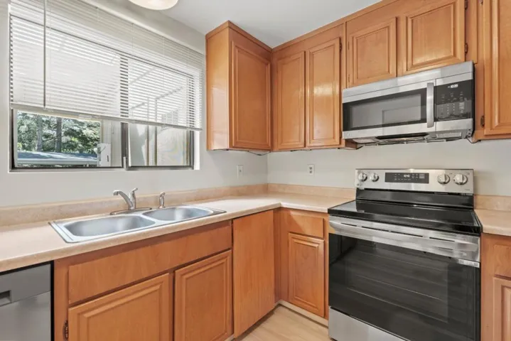 250 Forest Ridge Road 14, Monterey, California 93940