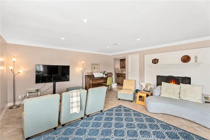 Front unit living room